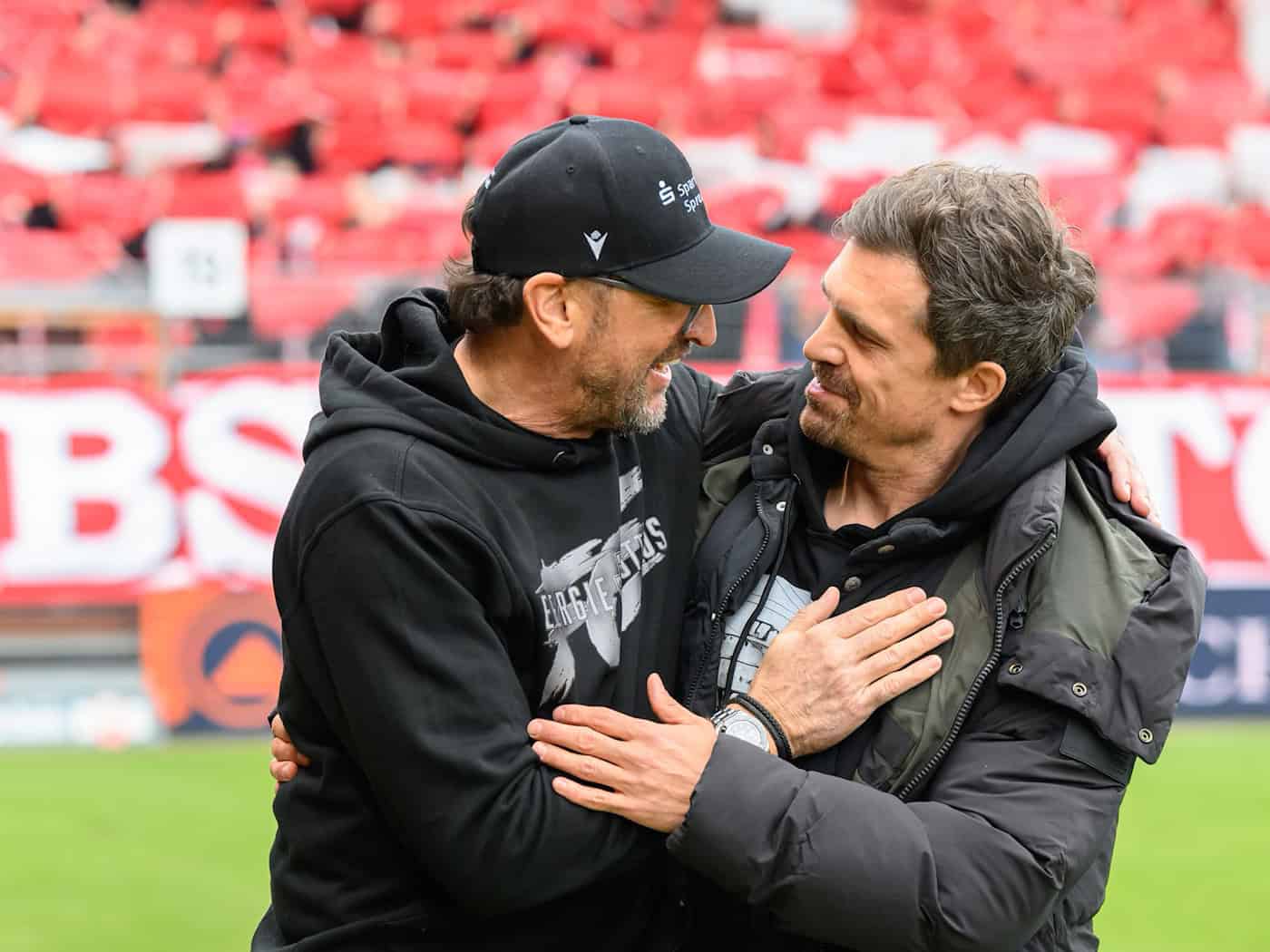 Claus-Dieter "Pele" Wollitz (l) von Energie Cottbus und Dynamo-Trainer Thomas Stamm begrüßen  zogen wichtige Schlüsse aus einem Test über zweimal 90 Minuten. (Archivbild) / Foto: Robert Michael/dpa