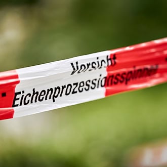 Absperrbänder mit der Aufschrift «Vorsicht Eichenprozessionsspinner» machen im Stadtteil Jungfernheide auf die Gefahr aufmerksam, die von den Raupen ausgeht.(Archivbild)  / Foto: Michael Ukas/dpa