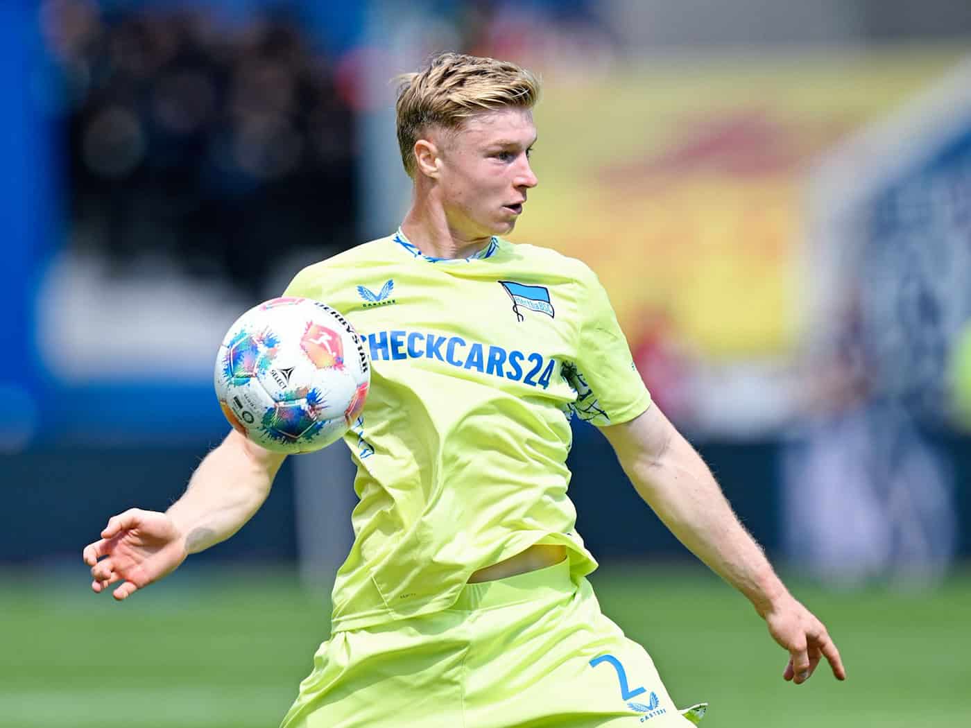 Der Außenverteidiger bindet sich langfristig an die Hertha. (Archivbild) / Foto: Uwe Anspach/dpa