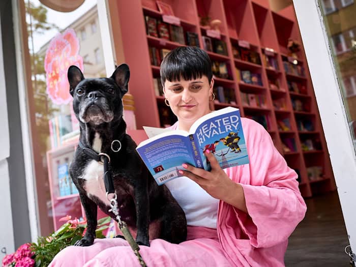 Maxi Schwabe ist die erste Inhaberin eines Romance-Buchladens in Berlin. / Foto: Michael Ukas/dpa