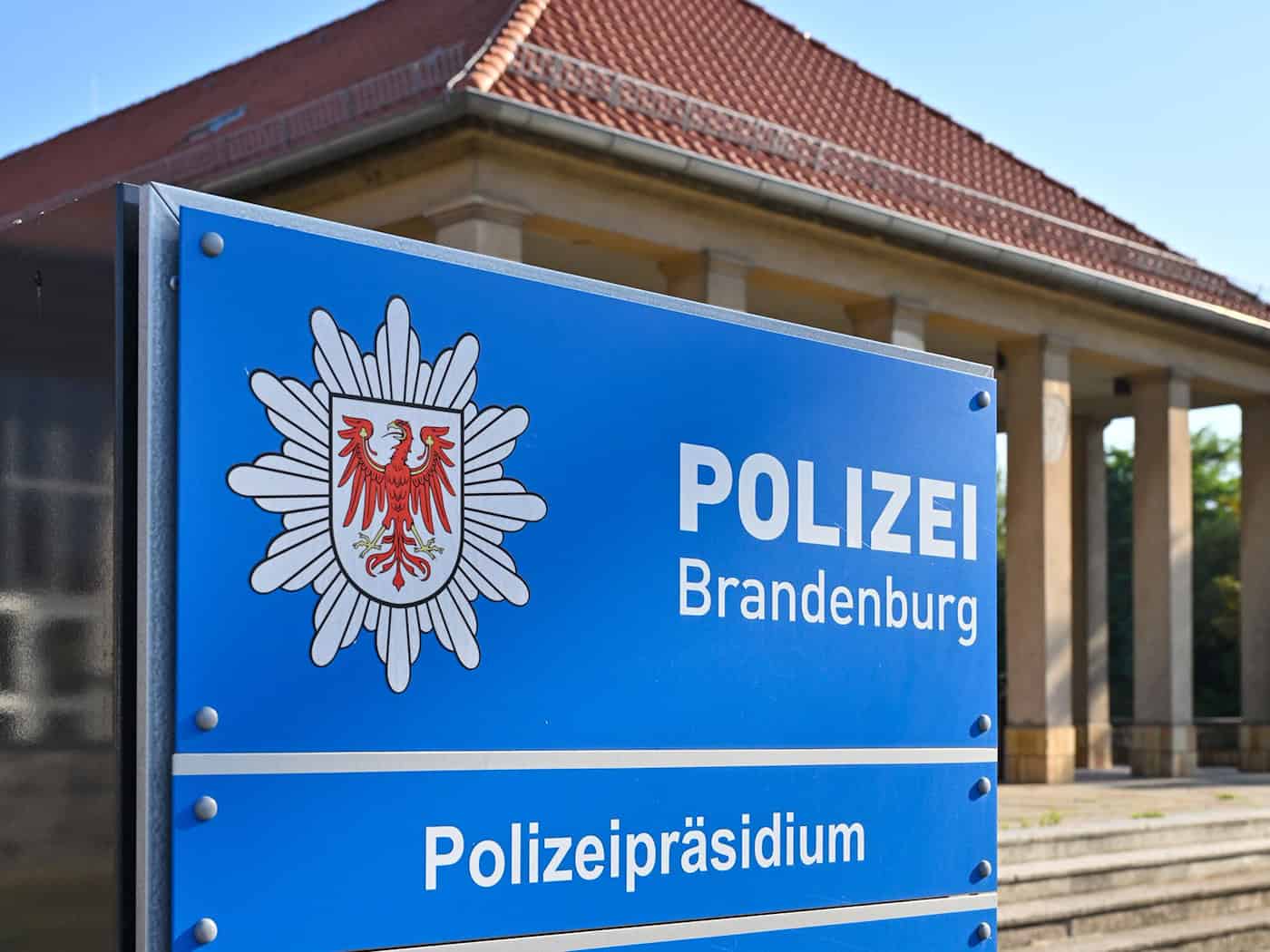 Die Polizei Brandenburg hat Ermittlungen gegen einen Kollegen eingeleitet. Es besteht ein Verdacht, dass er sich bei einer Feier in Südbrandenburg vor einer Hakenkreuz-Darstellung gezeigt hat. (Symbolbild) / Foto: Patrick Pleul/dpa