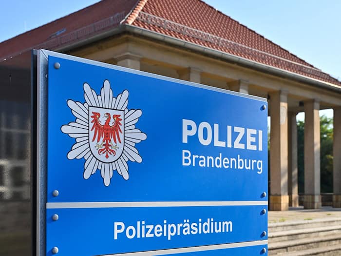 Die Polizei Brandenburg hat Ermittlungen gegen einen Kollegen eingeleitet. Es besteht ein Verdacht, dass er sich bei einer Feier in Südbrandenburg vor einer Hakenkreuz-Darstellung gezeigt hat. (Symbolbild) / Foto: Patrick Pleul/dpa