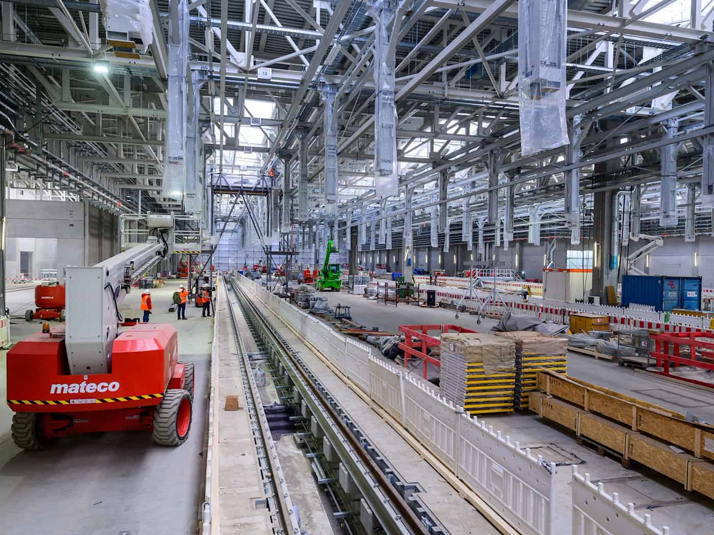 Der Bau der zweiten Halle des Bahnwerks in Cottbus ist im Endspurt. (Archivbild) / Foto: Patrick Pleul/dpa