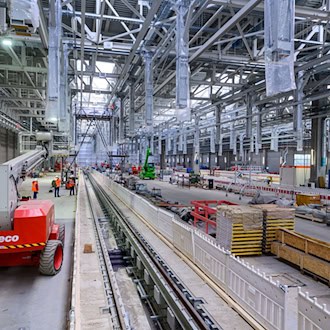Der Bau der zweiten Halle des Bahnwerks in Cottbus ist im Endspurt. (Archivbild) / Foto: Patrick Pleul/dpa