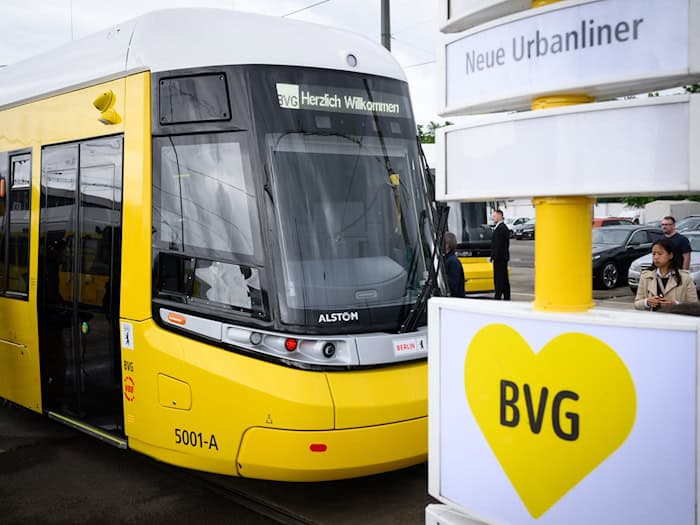 Seit heute ist der Urbanliner im Linienbetrieb der Berliner Verkehrsbetriebe im Einsatz. (Archivbild) / Foto: Bernd von Jutrczenka/dpa