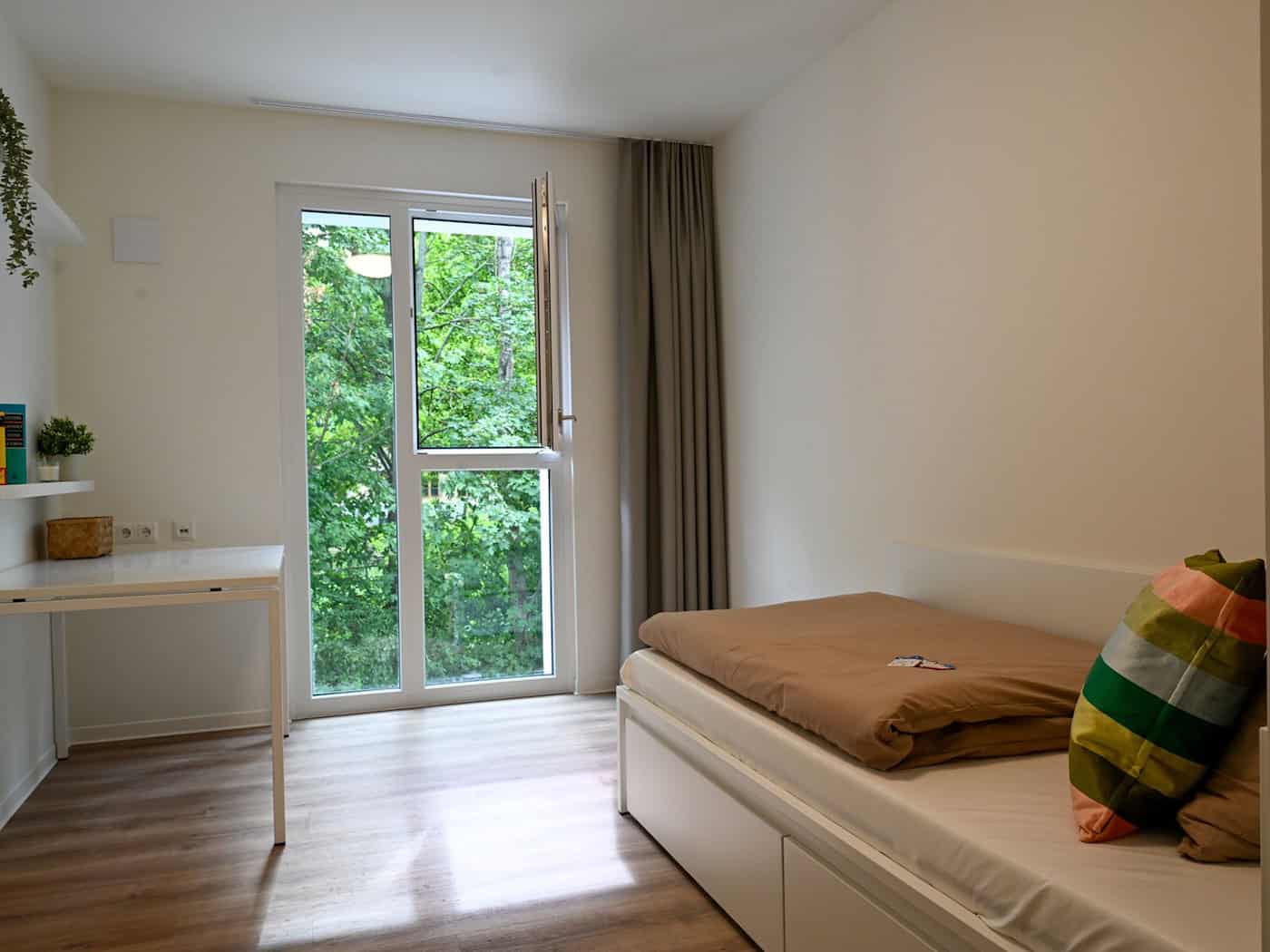 Die kleinen Appartements in Berlins erstem kommunalem Azubiwohnheim sind möbliert.   / Foto: Soeren Stache/dpa