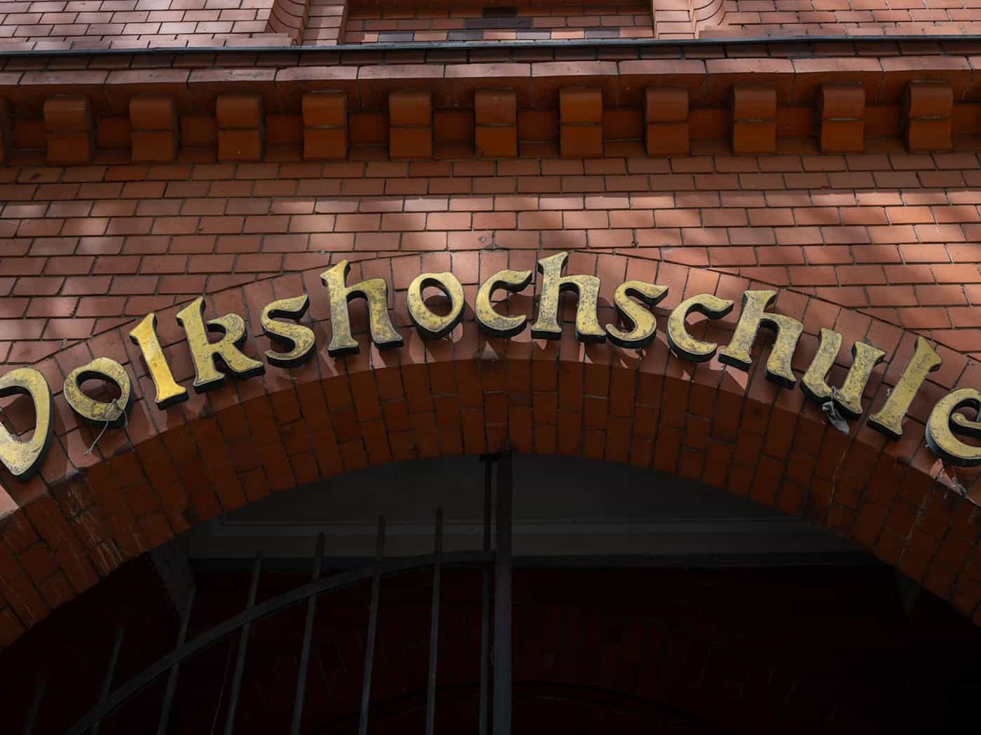 Die Zeichen stehen gut für die Erwachsenenbildung in Berlin. Laut einem Bericht entwickelte diese sich in den letzten Jahren stabil. (Symbolbild) / Foto: Monika Skolimowska/dpa