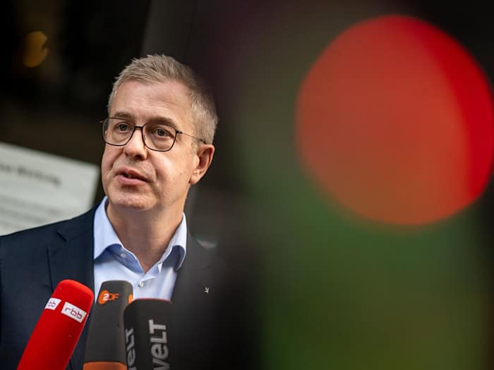 Stefan Evers ist seit 2023 Finanzsenator von Berlin und übernimmt die Spitzenkandidatur in einer schwierigen Lage für die Partei.   / Foto: Fabian Sommer/dpa