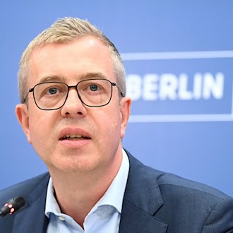 «Kai Wegner hat Verantwortung übernommen und eine schwere persönliche Entscheidung getroffen. Das verdient vor allem eines: Respekt», so Evers. / Foto: Elisa Schu/dpa
