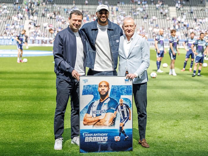 John Anthony Brooks (M) bei seiner Verabschiedung im Olympiastadion. (Archivbild) / Foto: Andreas Gora/dpa
