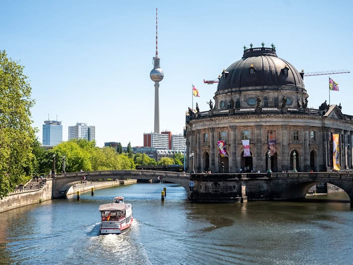 Ein früherer Kultur-Staatssekretär und ein ehemaliger Opern-Intendant fordern ein Bekenntnis zur Berliner Kulturlandschaft. (Archivbild)  / Foto: Christophe Gateau/dpa