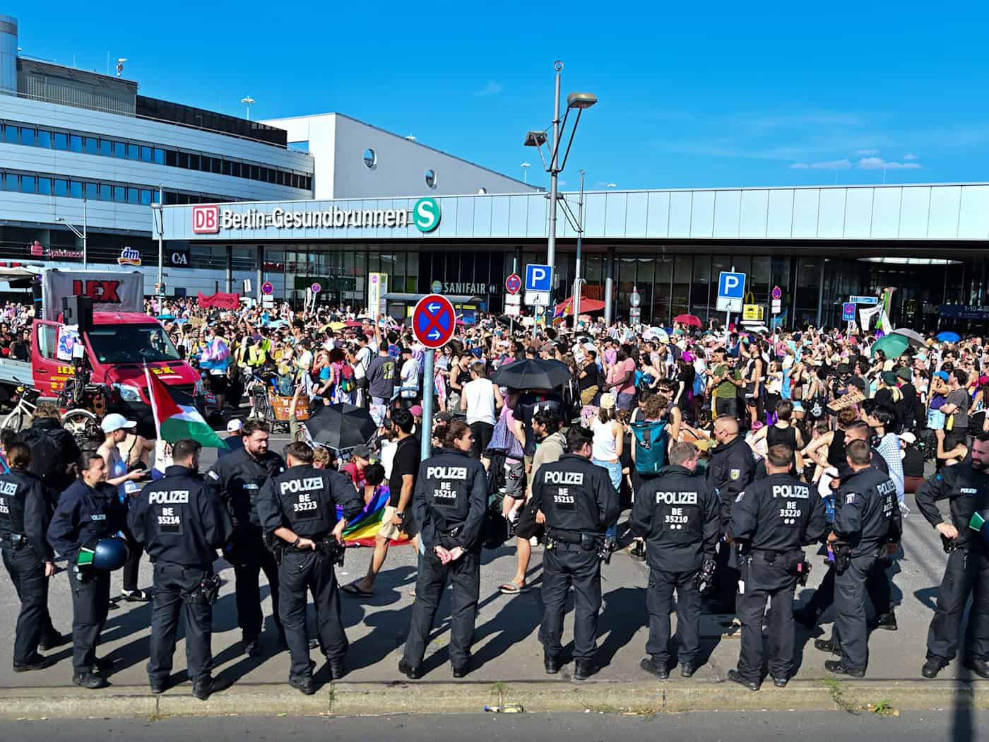 Bei einer Demo kam es zu Zwischenfällen. / Foto: Sebastian Gollnow/dpa