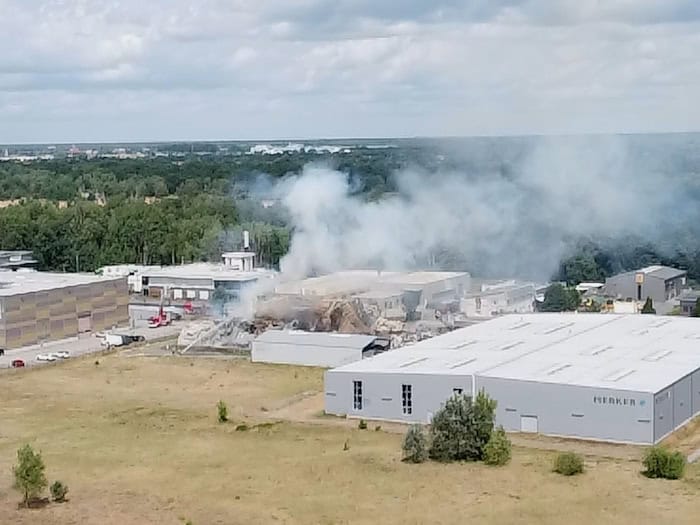Eine Lagerhalle mit Papphülsen ging in Oranienburg in Flammen auf. / Foto: Christian Pörschmann/dpa