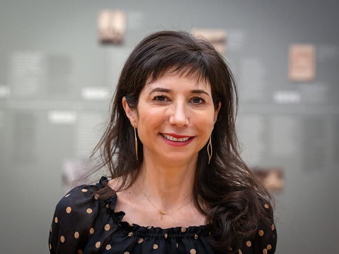 Die Urenkelin Charlotte Cachin des Malers Paul Signac war beim ersten Blick in die neue Barberini-Ausstellung dabei. / Foto: Soeren Stache/dpa
