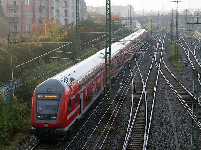 Bis Donnerstag kommt es nachts auf mehreren Linien des Regionalverkehrs zu Ausfällen. (Archivbild) / Foto: Soeren Stache/dpa