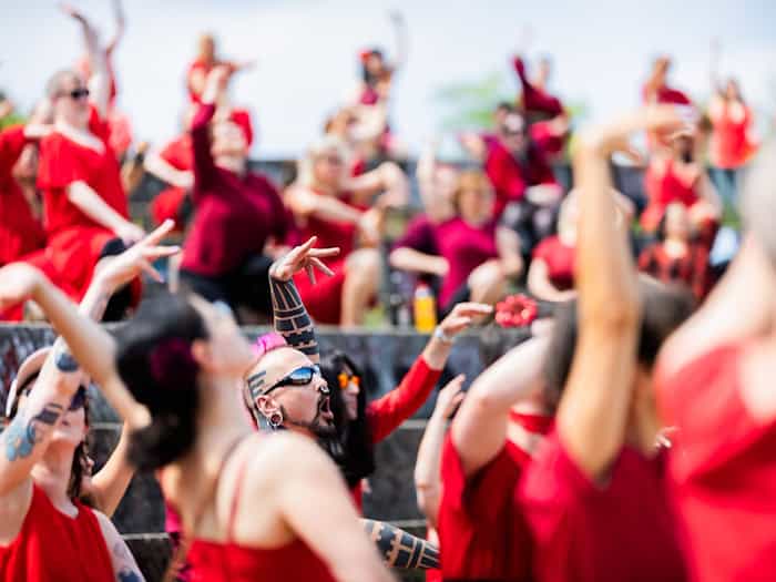 Egal, ob mit Kleid, Rock oder Hose, alle tragen Rot. / Foto: Christoph Soeder/dpa