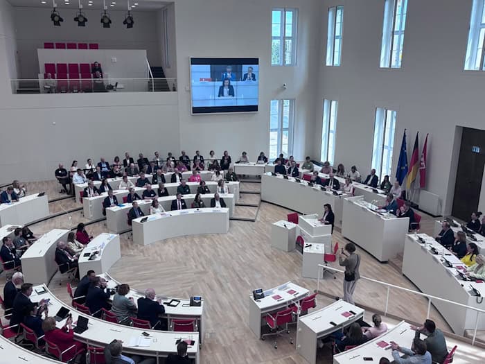 Forschungsministerin sieht Wissenschaft zunehmend bedroht