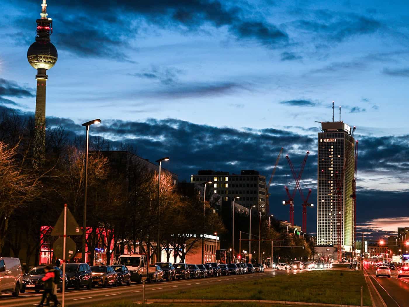 Ein Blick auf das Hotel Park Inn am Alexanderplatz. (Archivbild) / Foto: Jens Kalaene/dpa