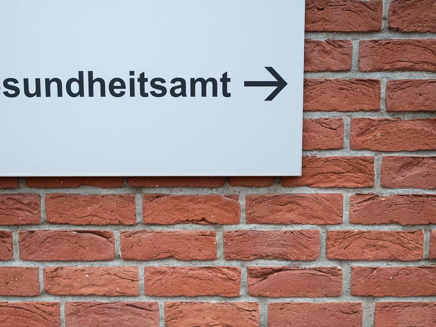 Die Polizei ermittelt wegen des Verdachts der fahrlässigen Körperverletzung und hat das zuständige Gesundheitsamt informiert. (Symbolbild) / Foto: Philipp Schulze/dpa