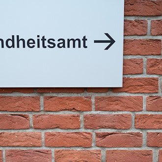 Die Polizei ermittelt wegen des Verdachts der fahrlässigen Körperverletzung und hat das zuständige Gesundheitsamt informiert. (Symbolbild) / Foto: Philipp Schulze/dpa