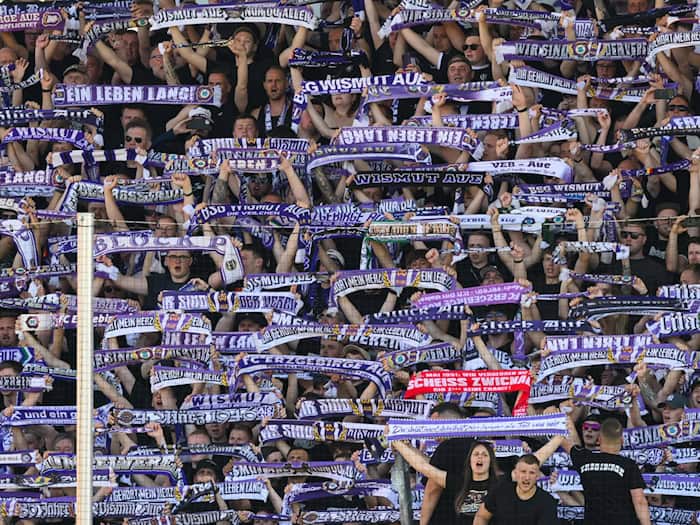 Die Fans von Aue können die Tickets in Berlin am Stadion kaufen. (Archivbild) / Foto: Hendrik Schmidt/dpa