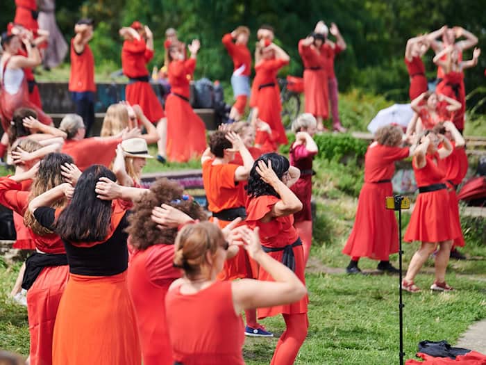 Ganz in Rot: Tanz-Flashmob feiert Gleichberechtigung