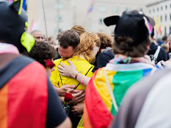 Hunderte trauerten und demonstrierten heute nach dem Anschlag in Berlin vor dem Brandenburger Tor.  / Foto: Christoph Soeder/dpa
