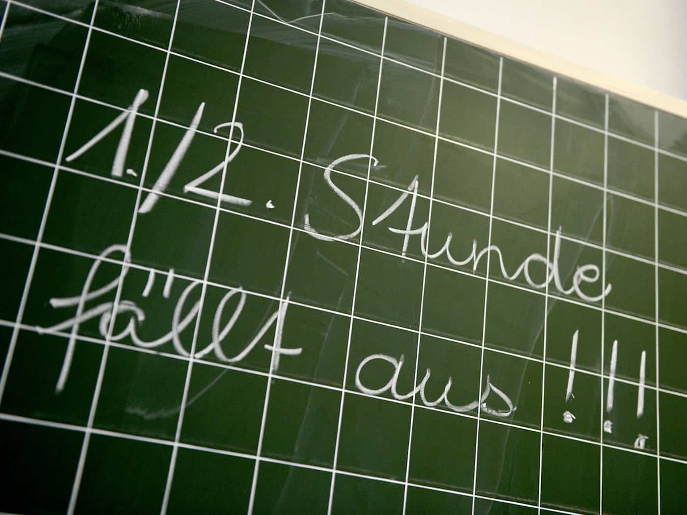 In Brandenburg fielen im Schuljahr 2024/25 rund 322.000 Stunden aus. (Symbolbild) / Foto: Caroline Seidel/dpa