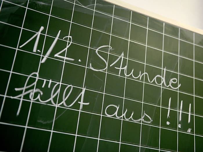 In Brandenburg fielen im Schuljahr 2024/25 rund 322.000 Stunden aus. (Symbolbild) / Foto: Caroline Seidel/dpa