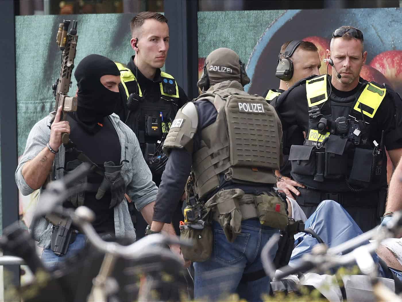 Rund zwölf Stunden dauerte die Geiselnahme im Supermarkt.  / Foto: Carsten Koall/dpa