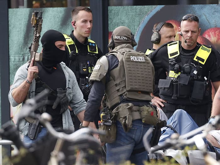Rund zwölf Stunden dauerte die Geiselnahme im Supermarkt.  / Foto: Carsten Koall/dpa