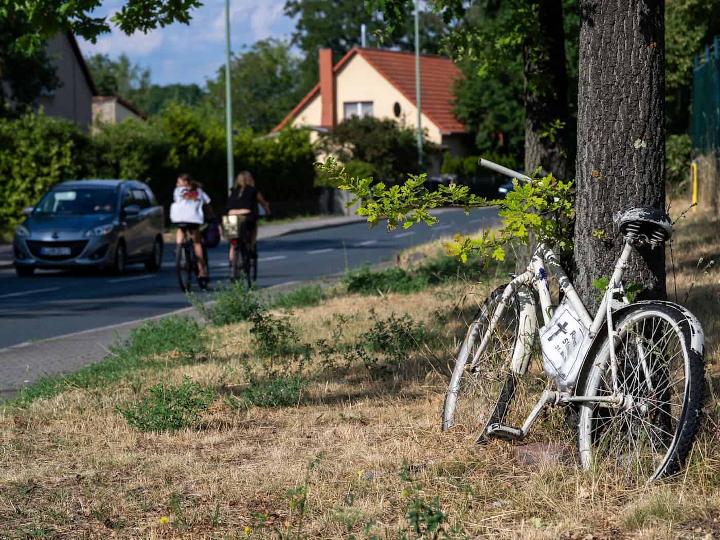 Geisterfahrräder sollen auch zur Vorsicht im Straßenverkehr mahnen. / Foto: Soeren Stache/dpa
