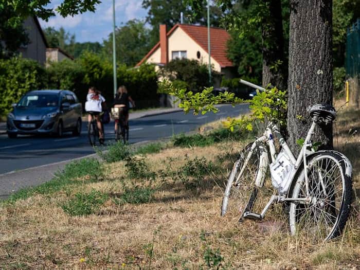Geisterfahrräder sollen auch zur Vorsicht im Straßenverkehr mahnen. / Foto: Soeren Stache/dpa