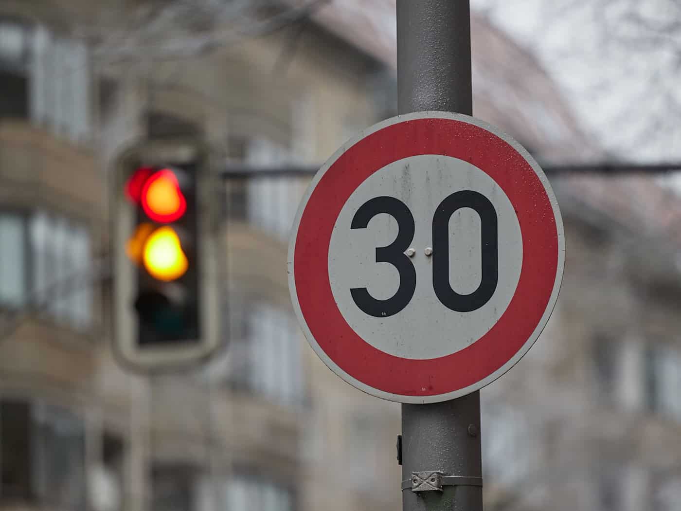 Nach einer Gerichtsentscheidung muss in der Albrechtstraße in Steglitz-Zehlendorf wieder Tempo 30 gelten. (Symbolbild)  / Foto: Jörg Carstensen/dpa