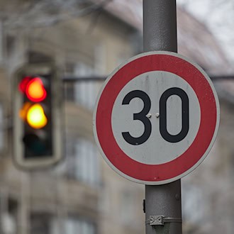 Nach einer Gerichtsentscheidung muss in der Albrechtstraße in Steglitz-Zehlendorf wieder Tempo 30 gelten. (Symbolbild)  / Foto: Jörg Carstensen/dpa