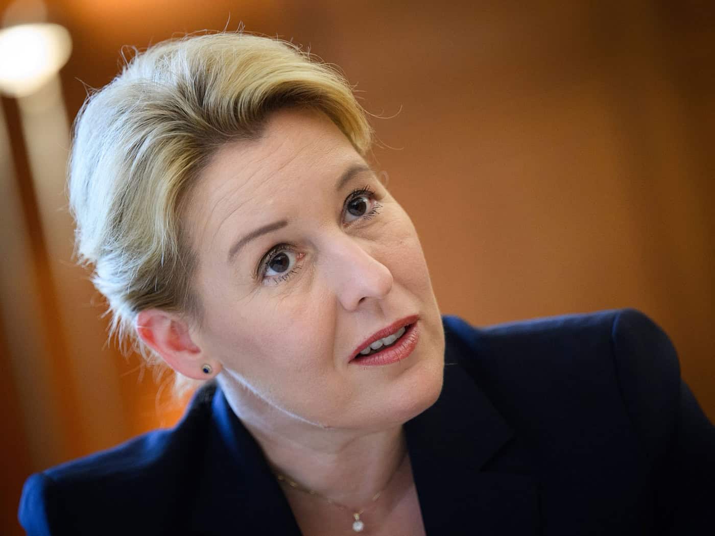 Berlins Wirtschaftssenatorin Franziska Giffey (SPD) veröffentlicht ein kleines Kochbuch. (Archivbild)  / Foto: Bernd von Jutrczenka/dpa
