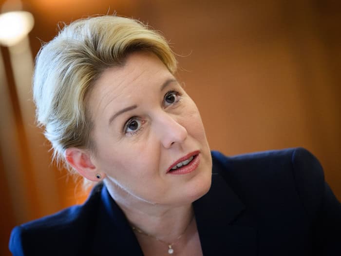 Berlins Wirtschaftssenatorin Franziska Giffey (SPD) veröffentlicht ein kleines Kochbuch. (Archivbild)  / Foto: Bernd von Jutrczenka/dpa