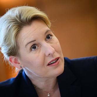 Berlins Wirtschaftssenatorin Franziska Giffey (SPD) veröffentlicht ein kleines Kochbuch. (Archivbild)  / Foto: Bernd von Jutrczenka/dpa