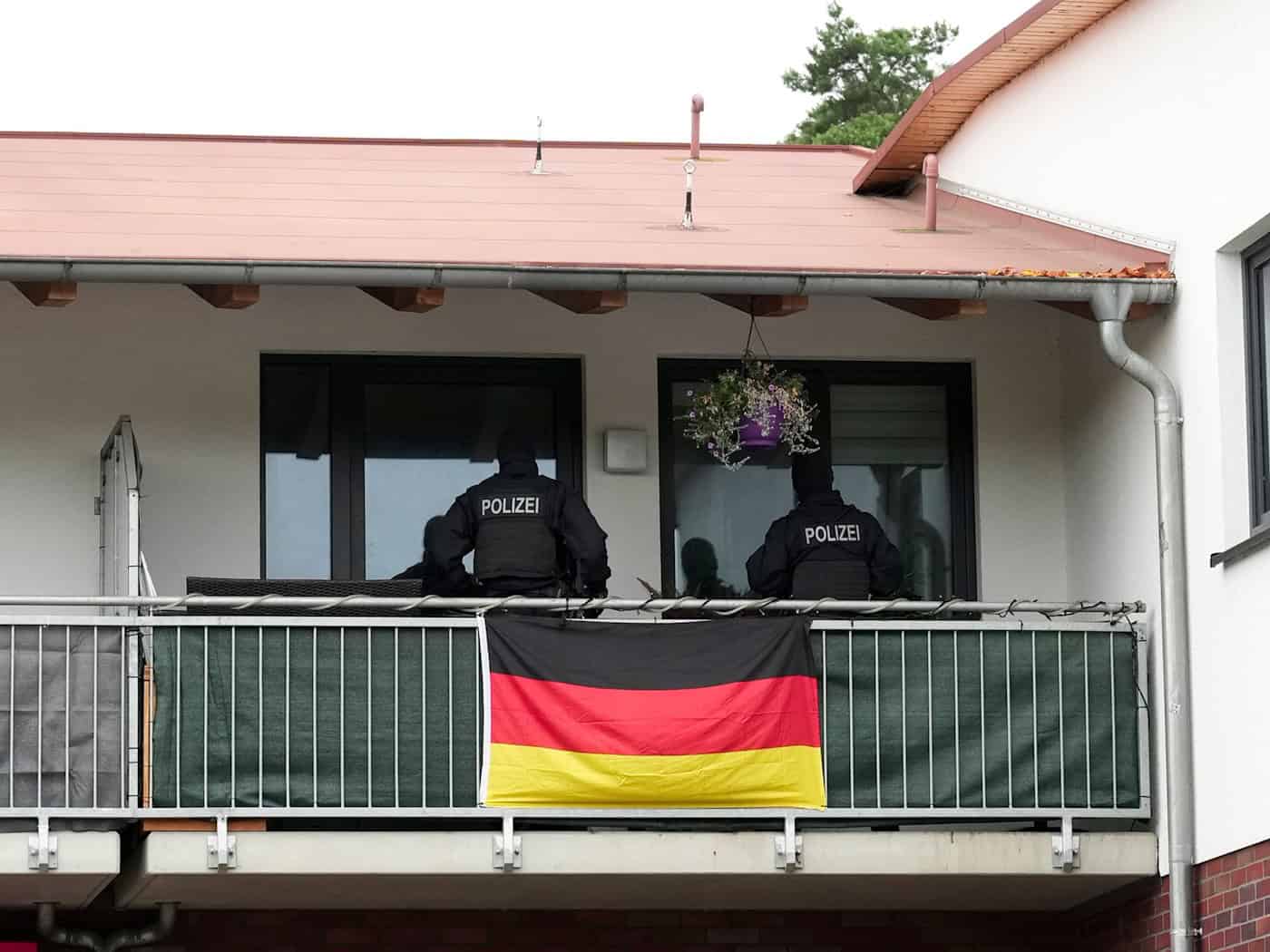 Einsatzkräfte der Bundespolizei durchsuchen eine Wohnung im Stadtzentrum Dallgow-Döberitz. / Foto: Sven Kaeuler/dpa