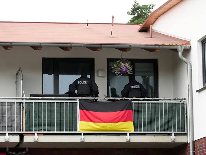 Einsatzkräfte der Bundespolizei durchsuchen eine Wohnung im Stadtzentrum Dallgow-Döberitz. / Foto: Sven Kaeuler/dpa