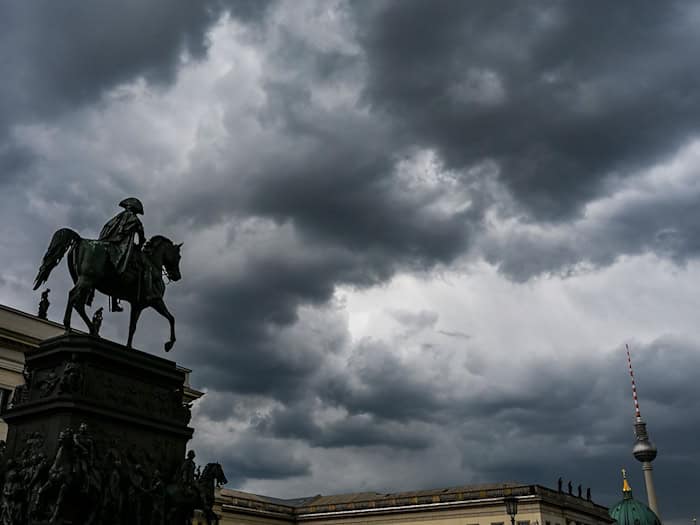 Wolken und Regen sorgen in der Hauptstadtregion für graue Tage. (Archivbild) / Foto: Jens Kalaene/dpa