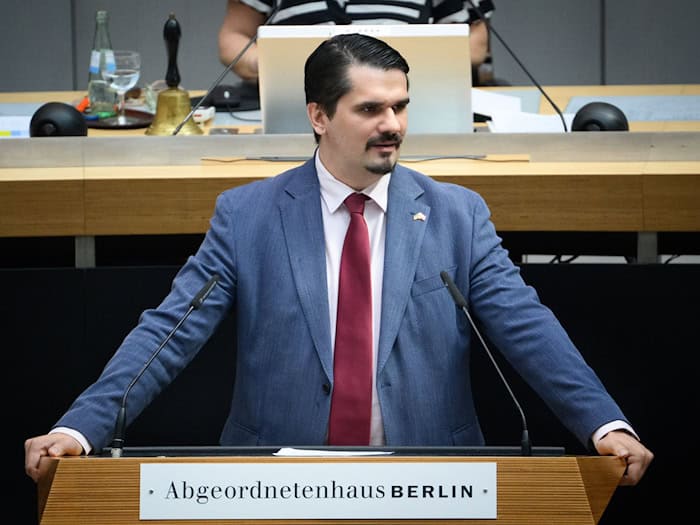 Empörte sich über den Antrag der Grünen: Marc Vallendar von der Berliner AfD. / Foto: Bernd von Jutrczenka/dpa