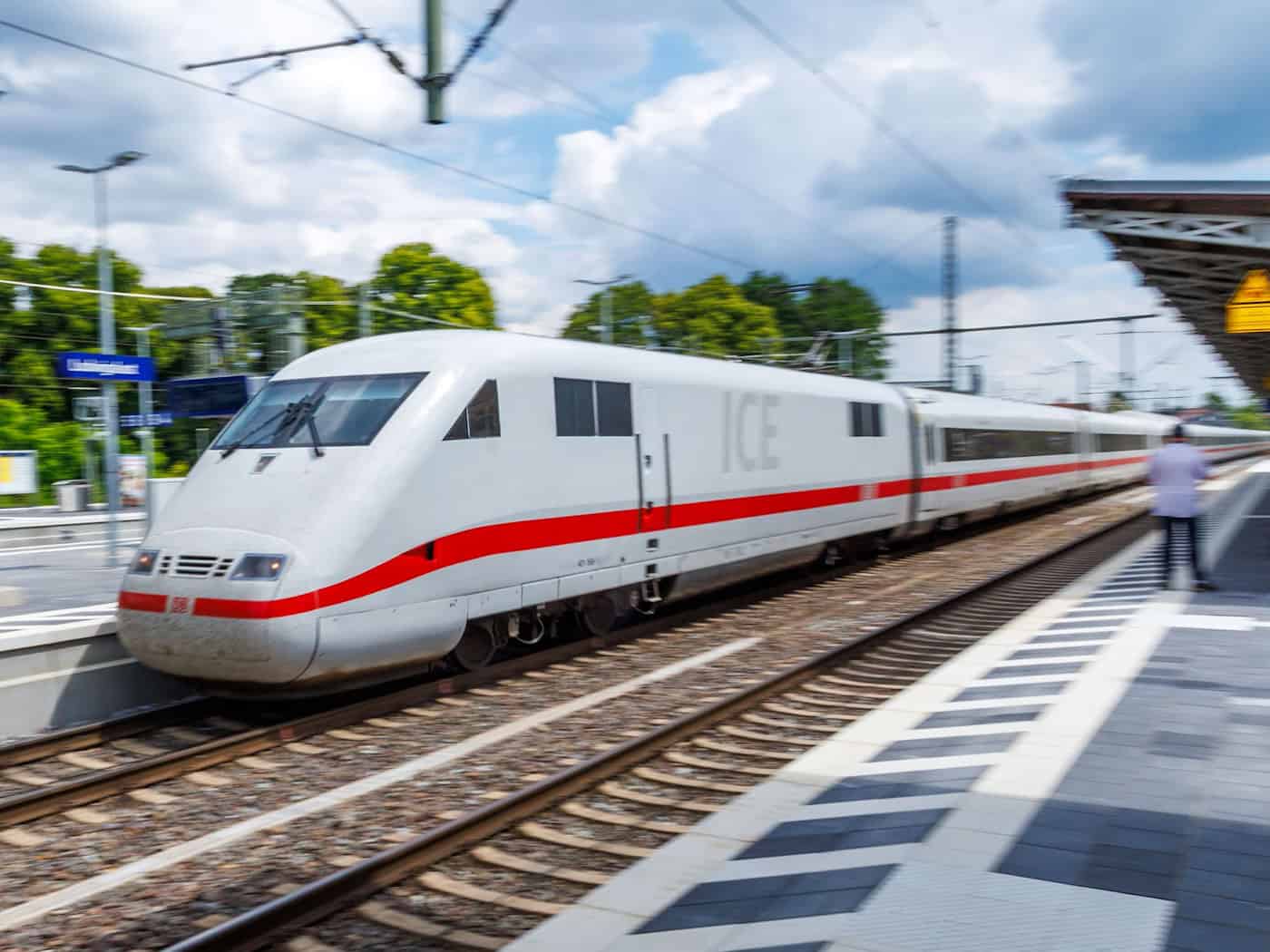 Auf der sanierten Strecke Hamburg-Berlin fahren die Züge auf einem Großteil des Korridors wieder mit Höchstgeschwindigkeit. (Archivbild) / Foto: Jens Büttner/dpa