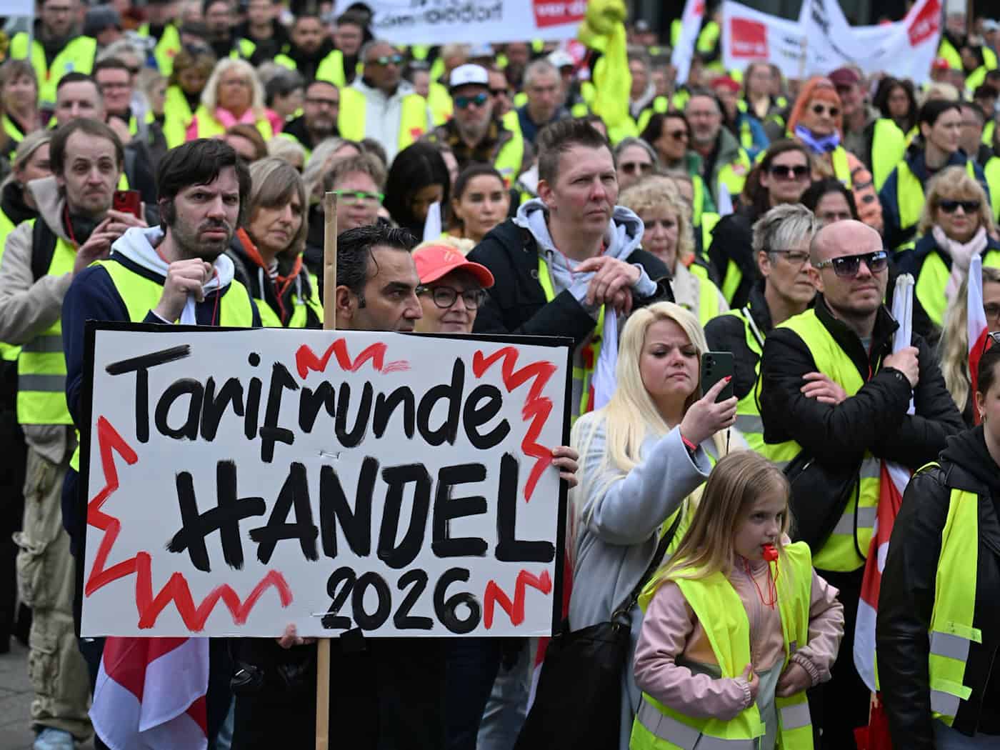 Ein Warnstreik Anfang Juli in Dortmund. Bundesweit hat es in den vergangenen Wochen viele Warnstreiks im Handel gegeben. (Archiv)  / Foto: Federico Gambarini/dpa