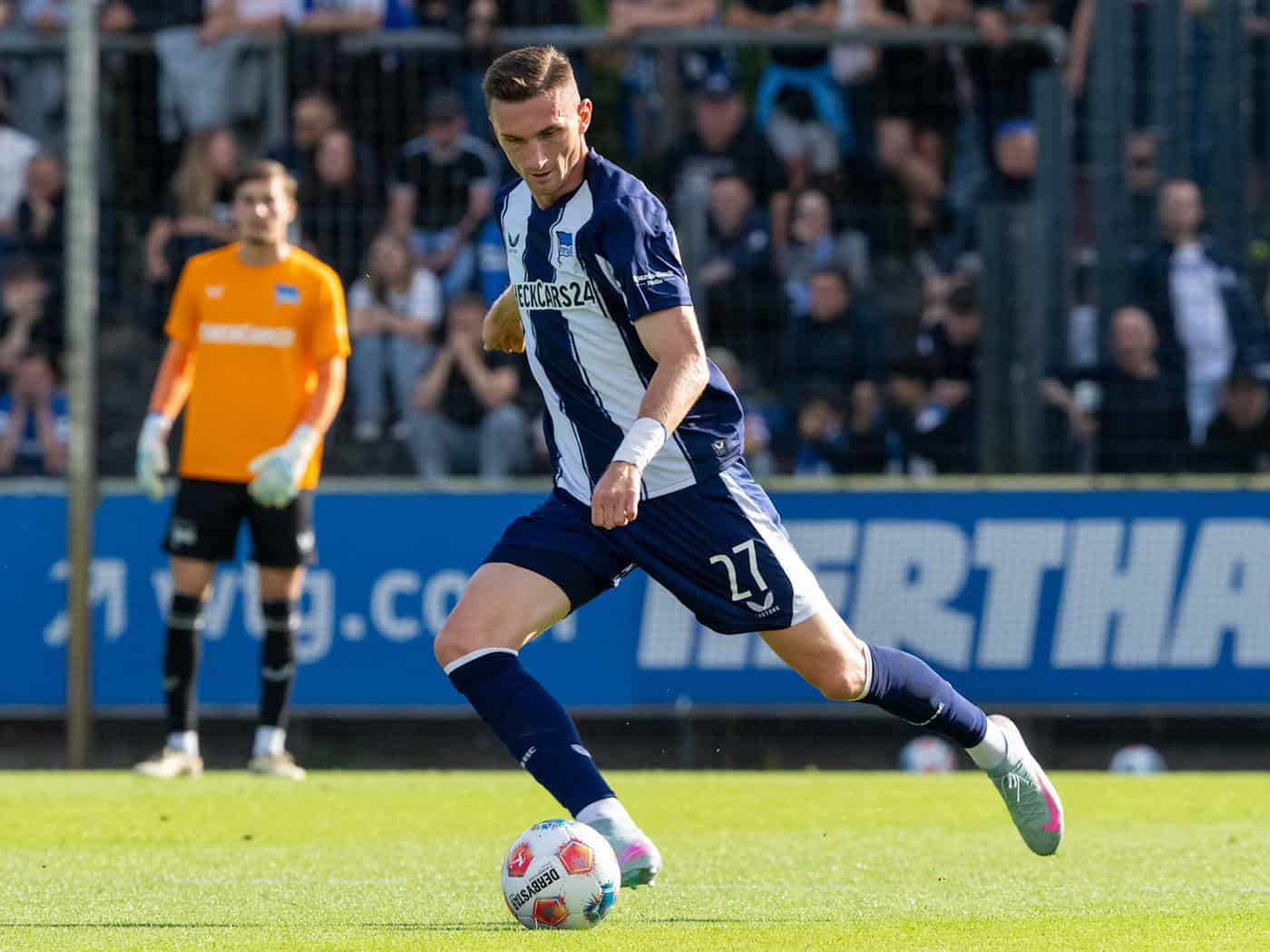 Ein Kind vom Dorf: Hertha-Profi Niklas Kolbe kennt sich auch nach einem Jahr immer noch nicht aus in Berlin. (Archivbild) / Foto: Soeren Stache/dpa