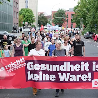 Mehrere hundert Menschen haben in Potsdam vor weiteren Schließungen bei Krankenhäusern und vor Kürzungen gewarnt. / Foto: Sven Kaeuler/dpa