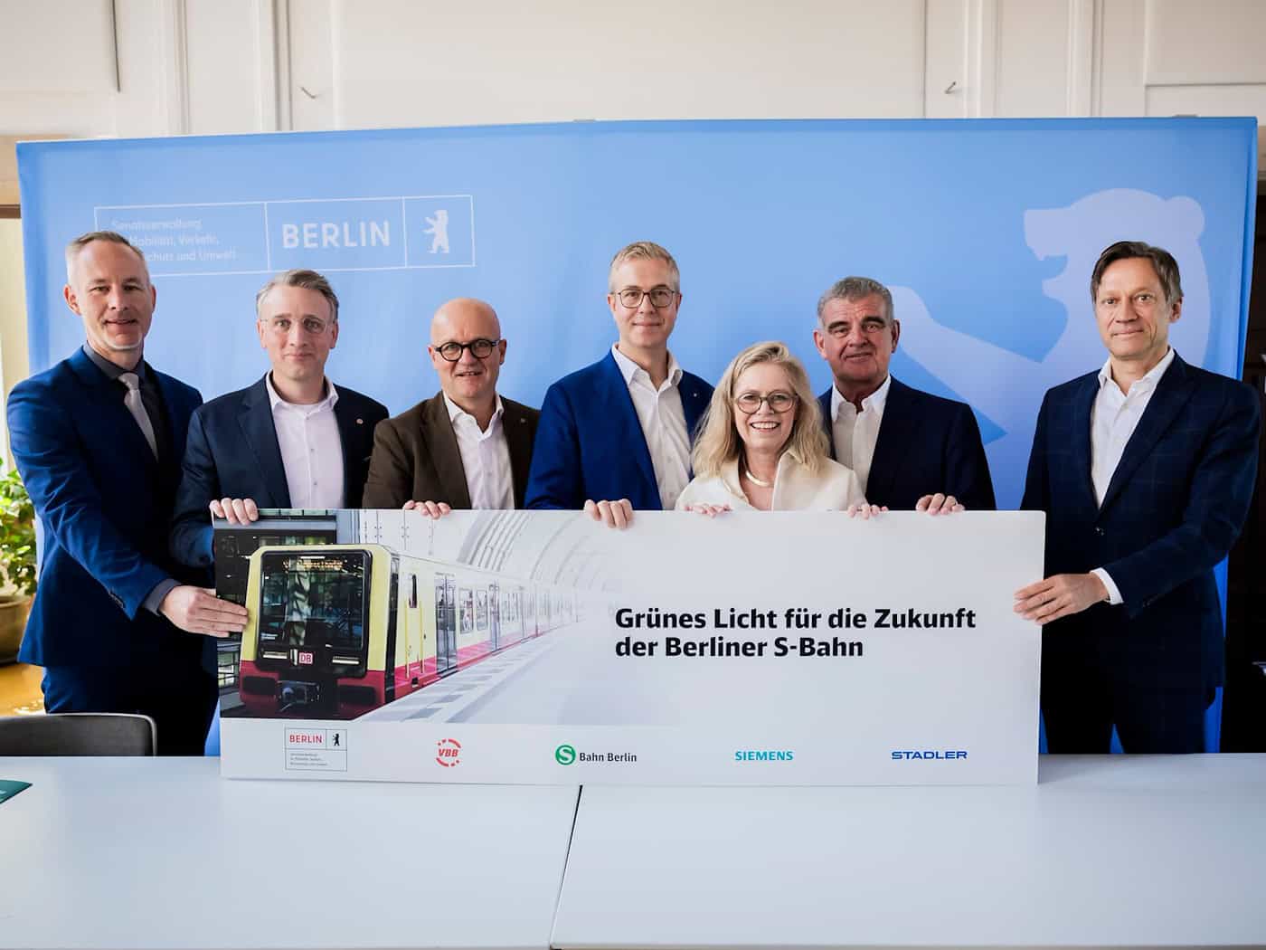 Der Berliner Senat freut sich mit dem Bieterkonsortium aus S-Bahn, Stadler und Siemens und dem Verkehrsverbund Berlin-Brandenburg (VBB). / Foto: Christoph Soeder/dpa