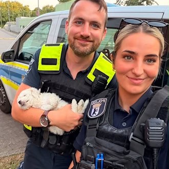 Berliner Polizisten haben am Kottbusser Tor einen jungen Hund in Sicherheit gebracht, der zu früh von seiner Mutter getrennt worden ist. / Foto: Handout / Berlin/Polizei Berlin/dpa
