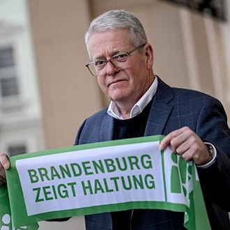 Der Präsident der IHK Cottbus, Jens Warnken, tritt gegen Rechtsextremismus ein. 2024 schloss er sich einem Bündnis für Demokratie und Zusammenhalt in Brandenburg an. (Archivbild) / Foto: Britta Pedersen/dpa