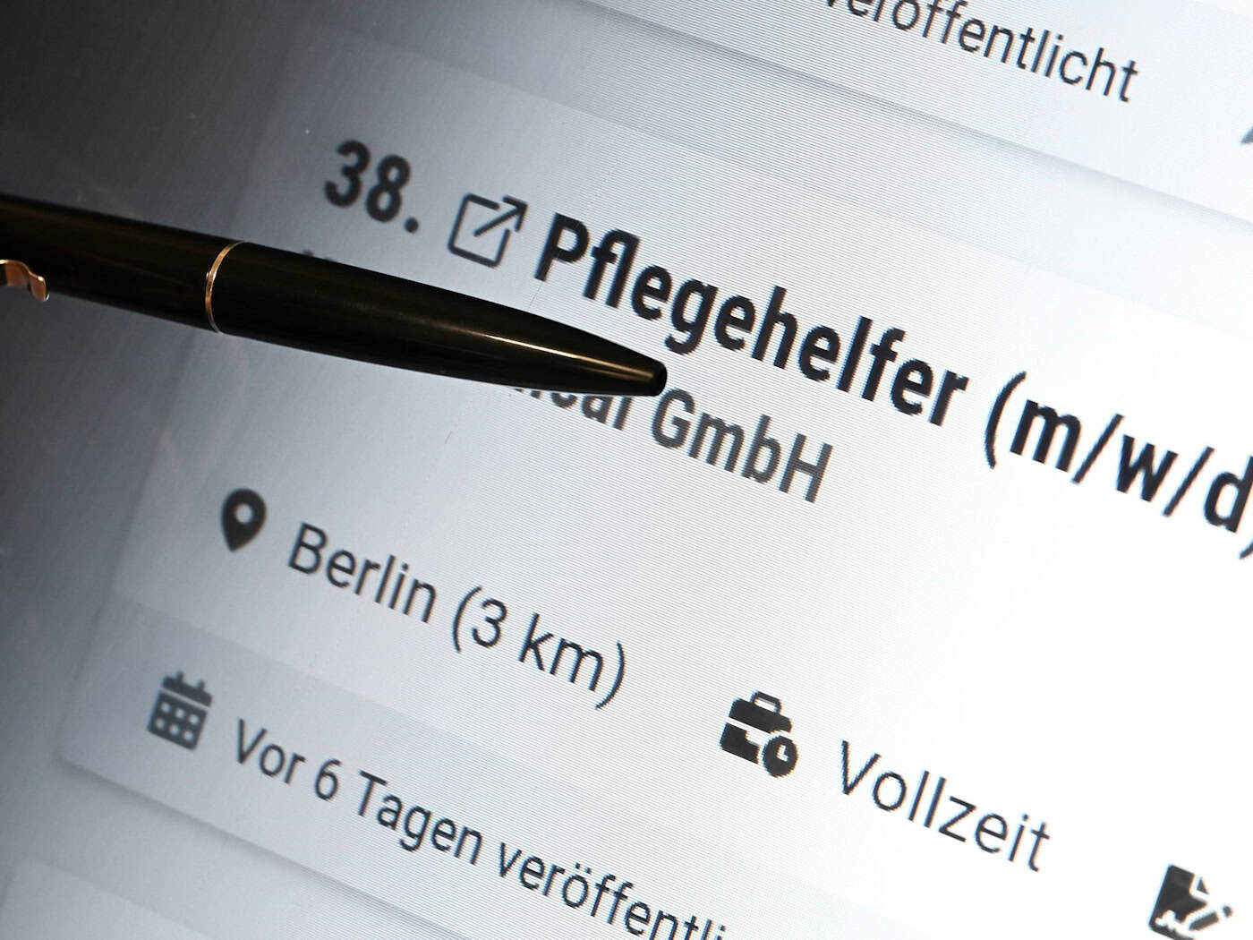 Die Ausbildung zum Pflegeassistenten gehört in der Region zu den gefragtesten Ausbildungen. (Symbolbild)  / Foto: Jens Kalaene/dpa